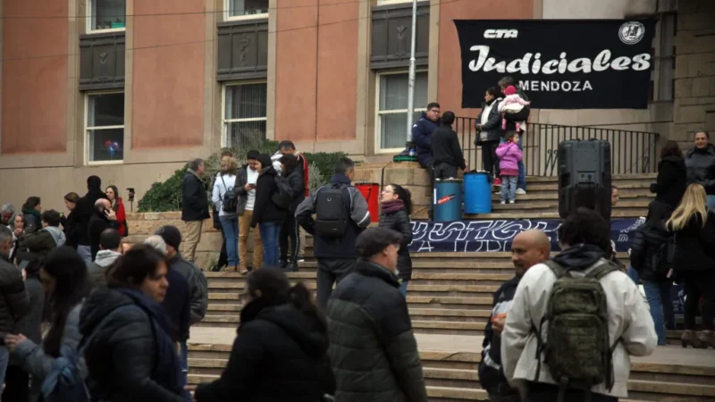 Tras el fracaso paritario, el Gobierno les aumentó por decreto a los Judiciales