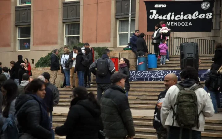 Tras el fracaso paritario, el Gobierno les aumentó por decreto a los Judiciales