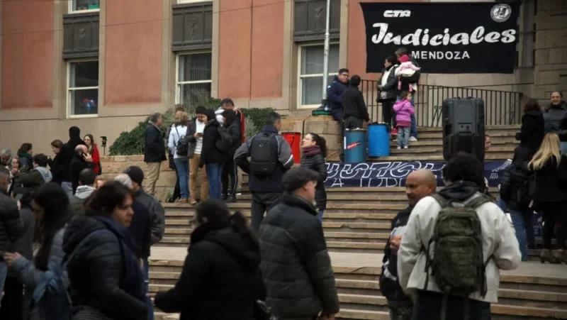 Tras el fracaso paritario, el Gobierno les aumentó por decreto a los Judiciales