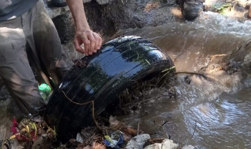 Colaborá con la limpieza: hace unos días limpiaron el desagüe de Los Sauces y ahora tiraron una cubierta de auto