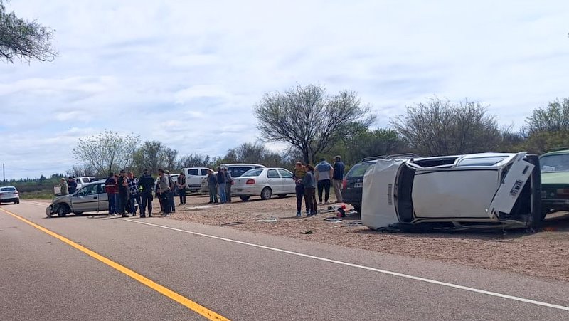 Un automóvil volcó tras triple choque en La Llave Nueva, hay tres heridos