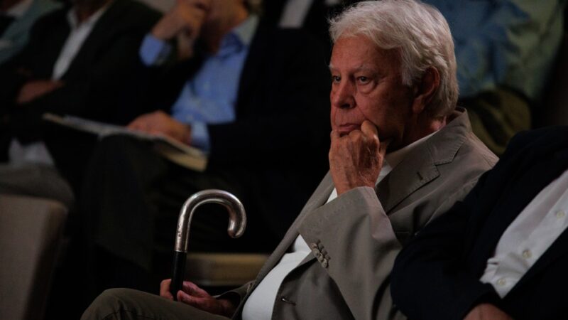 Felipe González le pegó a Milei: «Si sigue viniendo a España va a ganar Pedro Sánchez»