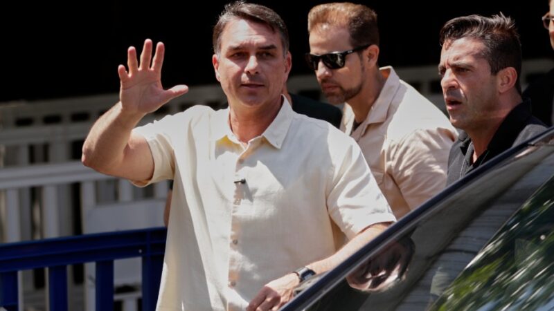 Flávio Bolsonaro no aparece e investigan si se fugó a Estados Unidos o Argentina