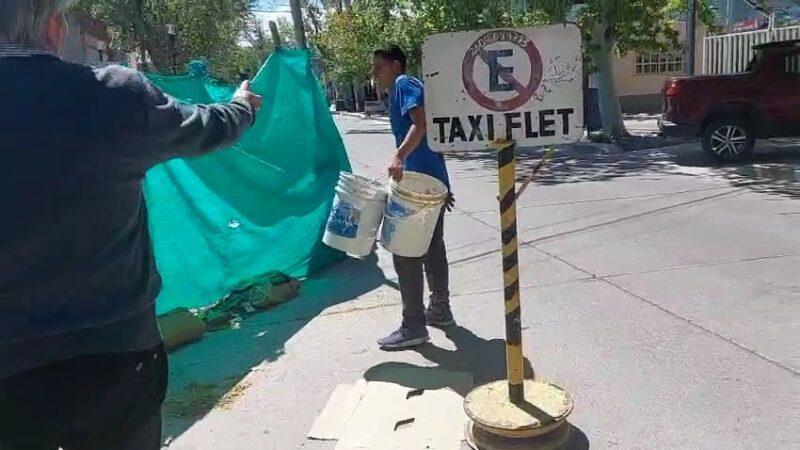 Comerciantes del centro arrojaron basura en un espacio público y se exponen a severas multas