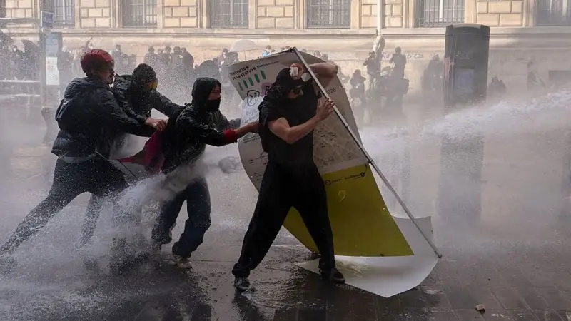 «Día de furia» en Francia: un edificio en llamas y más de 270 detenidos en multitudinarias protestas por la educación y el costo de vida