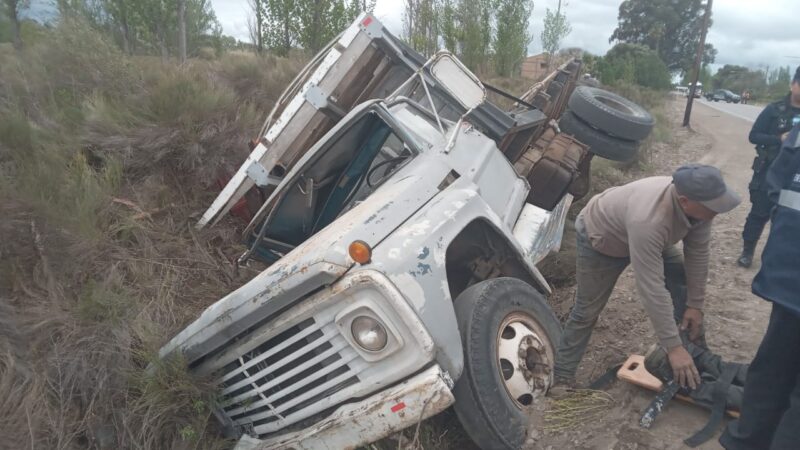 Un camión terminó en un canal en Alvear