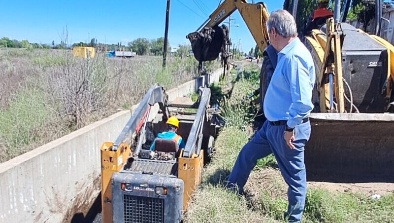 El intendente Omar Félix supervisó los avances en la limpieza del desague de avenida Alverdi