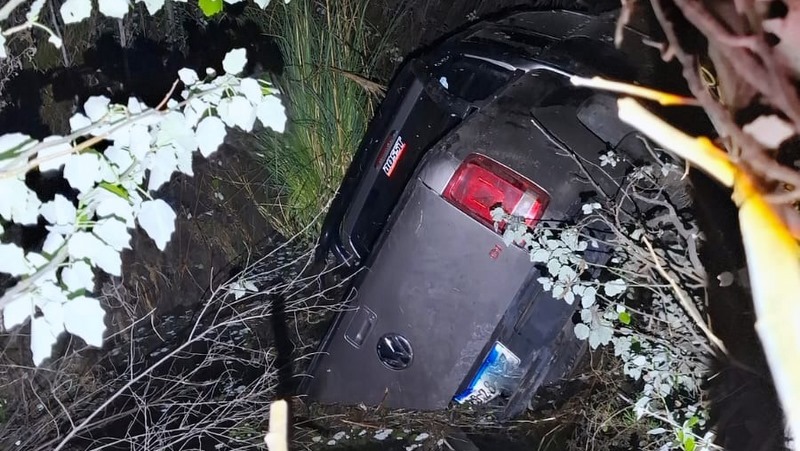 Terminó en una zanja, estaba con unas copitas de más