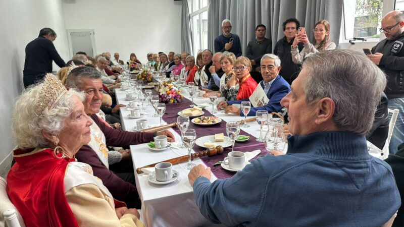 El intendente Omar Félix compartió un desayuno con los adultos mayores en la previa de la gran fiesta departamental