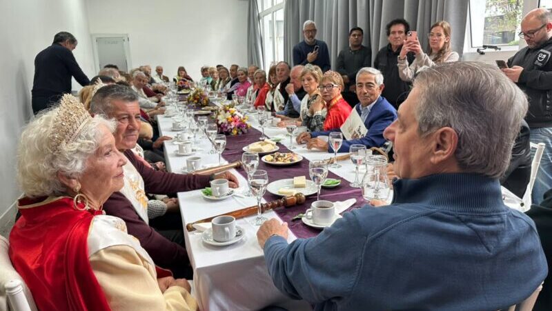 El intendente Omar Félix compartió un desayuno con los adultos mayores en la previa de la gran fiesta departamental