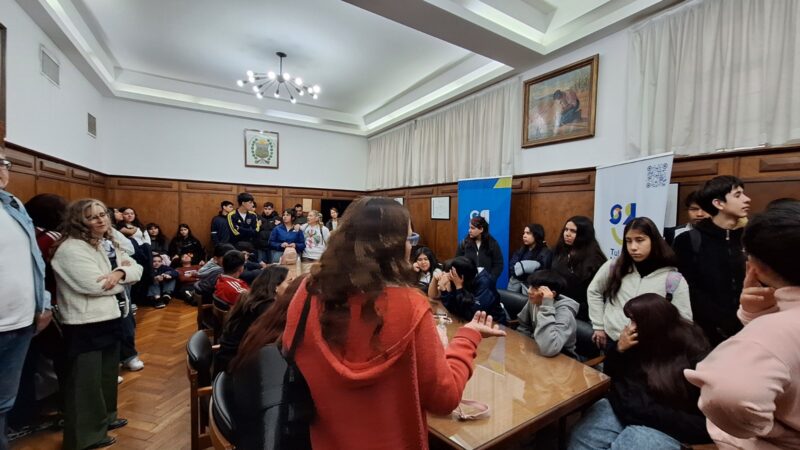 Escuelas e instituciones realizan visitas guiadas al Municipio, plaza San Martín y la Catedral