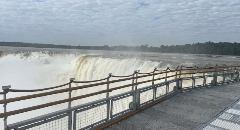 Cerraron los circuitos de las Cataratas del Iguazú por la impactante crecida del río