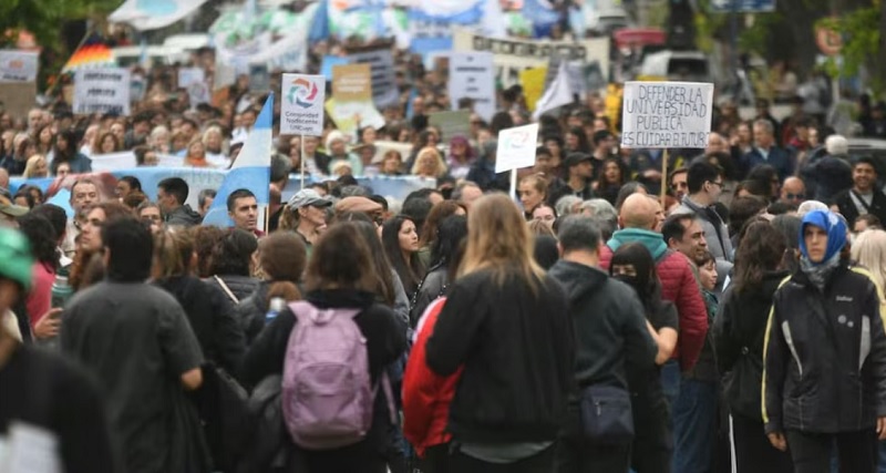 La UBA se desligó de los incidentes en la marcha y exigió que el Gobierno cumpla con la Ley de Financiamiento Universitario
