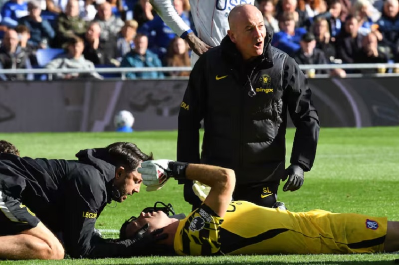 Dibu Martínez, siempre al límite: de atajar lesionado en el Mundial a una fractura de mandíbula que conmueve a todos