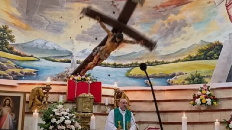 Un sacerdote muere tras caerle encima un enorme crucifijo durante una misa que estaba transmitiendo en vivo en Ecuador
