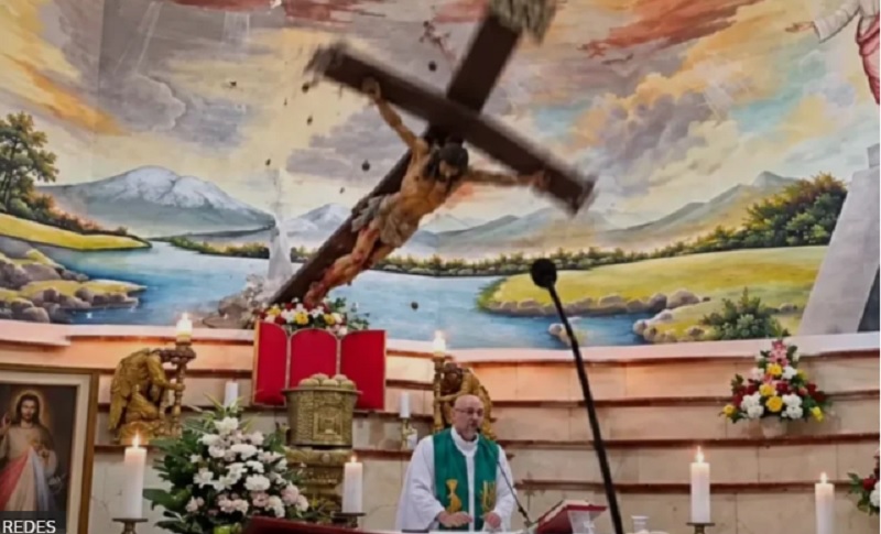 Un sacerdote muere tras caerle encima un enorme crucifijo durante una misa que estaba transmitiendo en vivo en Ecuador