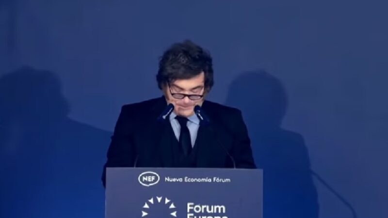 Milei dijo que la suba del riesgo país se debe al contexto internacional y calificó de “dictador” a Pedro Sánchez