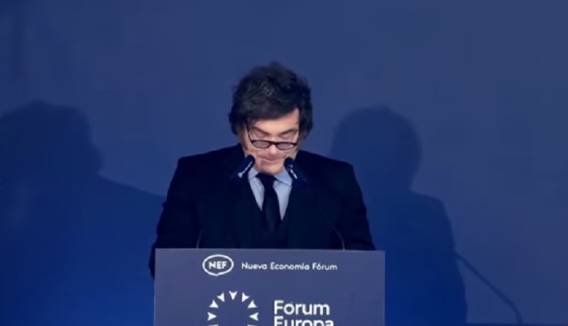 Milei dijo que la suba del riesgo país se debe al contexto internacional y calificó de “dictador” a Pedro Sánchez