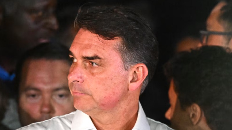 La Justicia de Brasil le prohibió salir del país a Flavio Bolsonaro por una investigación de blanqueo de capitales