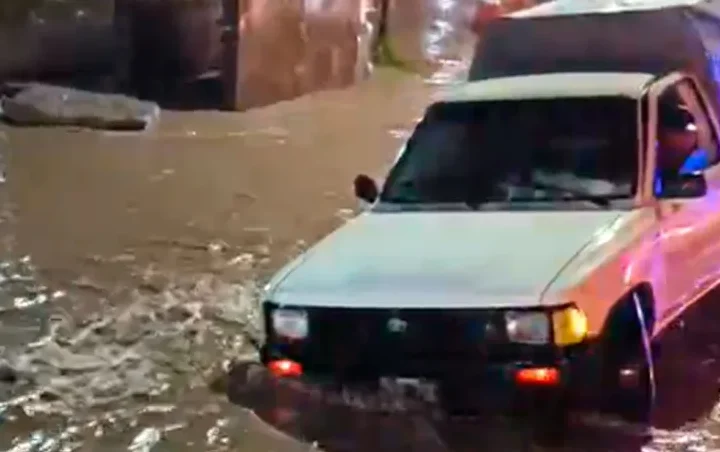 Se hundió una ruta por la tormenta y quedaron autos atrapados