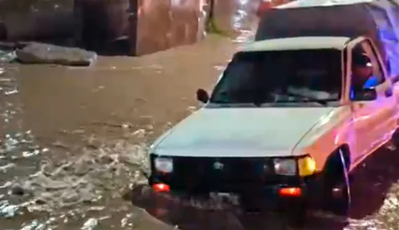 Se hundió una ruta por la tormenta y quedaron autos atrapados