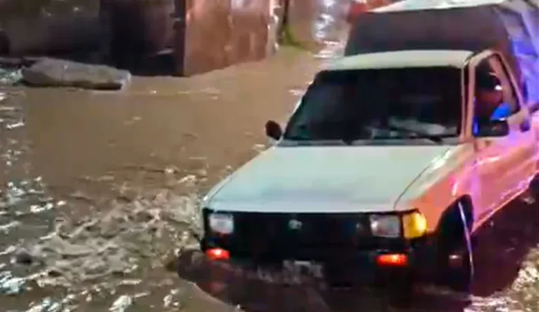 Se hundió una ruta por la tormenta y quedaron autos atrapados