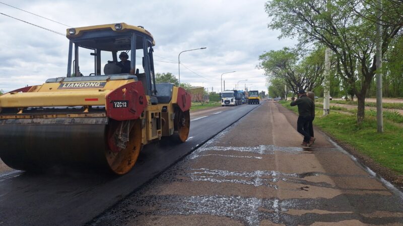 Comenzó la colocación de la nueva carpeta asfáltica en avenida Rawson