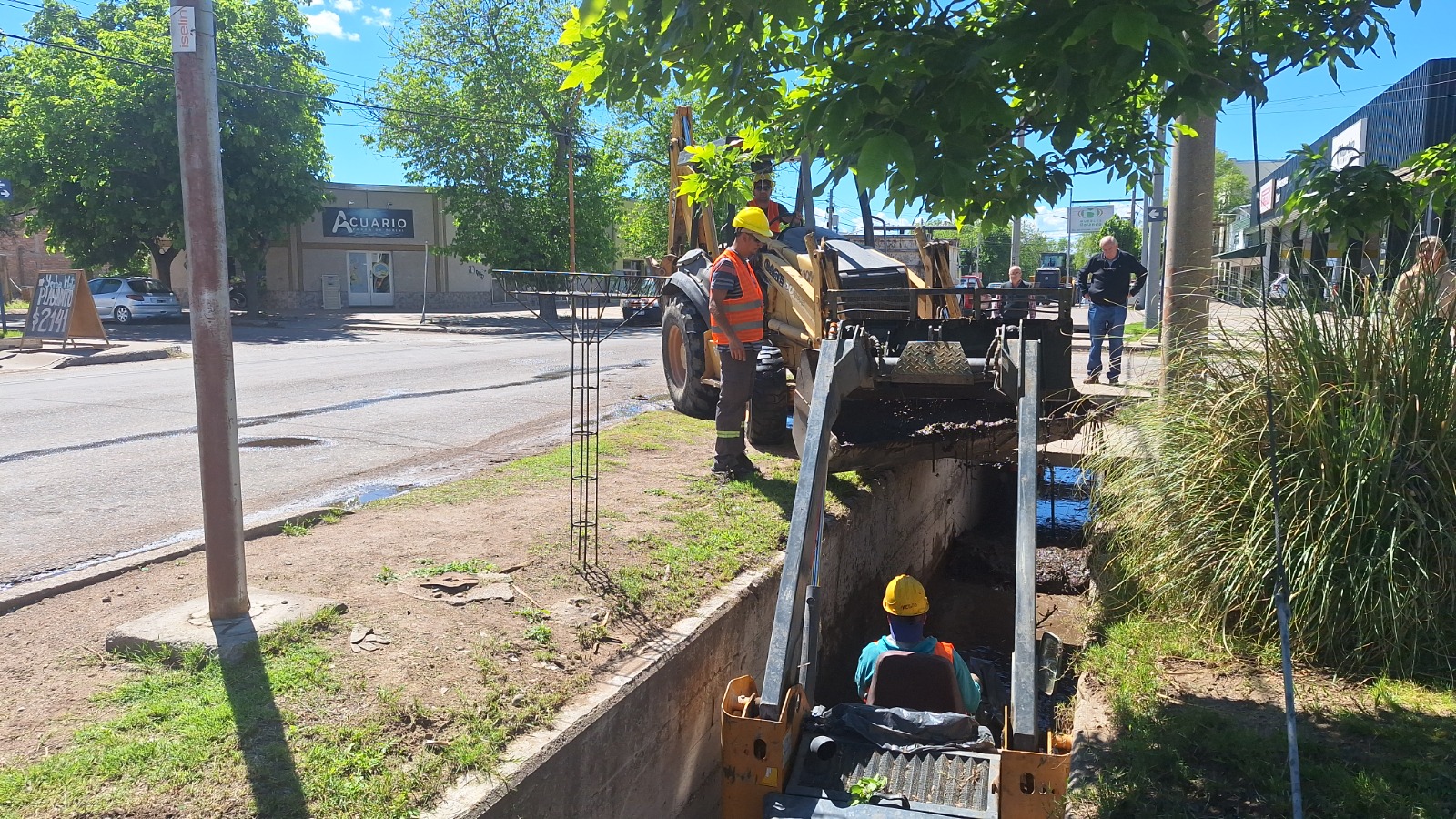 El municipio intensifica la limpieza de desagües y firmó un convenio para trabajar con Irrigación e Hidraúlica