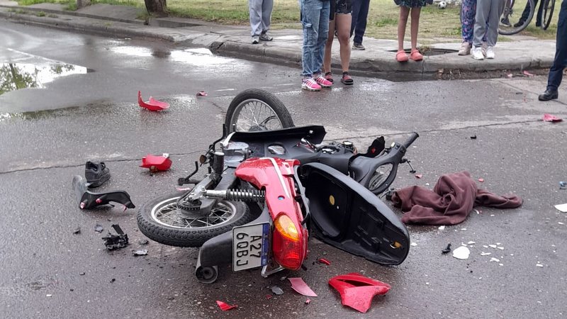 Menor atropellado en su moto perdió el dedo de una mano, el otro conductor se dio a la fuga