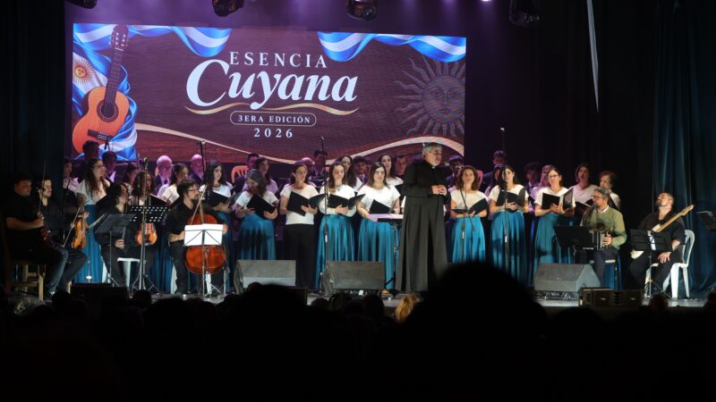 Esencia Cuyana: el teatro Roma vivió una noche de emoción y reconocimientos, a los referentes de nuestra cultura y tradición