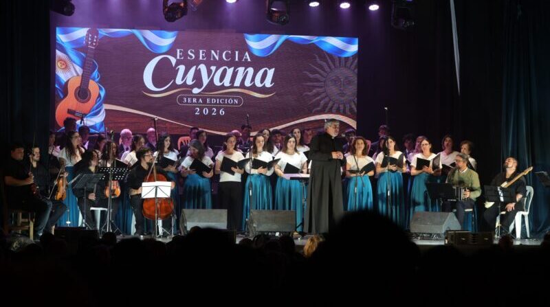 Esencia Cuyana: el teatro Roma vivió una noche de emoción y reconocimientos, a los referentes de nuestra cultura y tradición