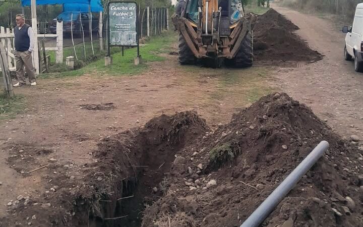 El municipio y la cooperativa de Salto de las Rosas amplían la red de agua potable en El Tropezón