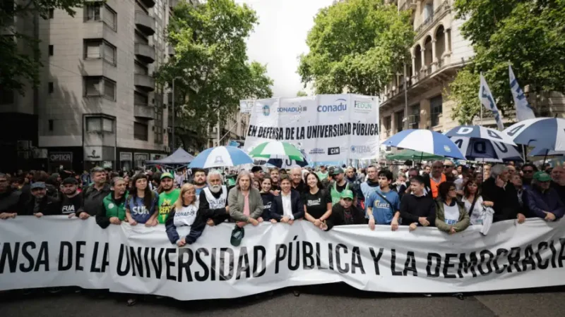 Masiva marcha al Congreso en reclamo de financiamiento para las universidades a pesar de la feroz represión
