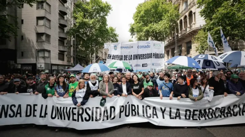 Masiva marcha al Congreso en reclamo de financiamiento para las universidades a pesar de la feroz represión