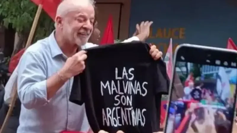 Lula mostró una remera con la frase “Las Malvinas son argentinas” en el cierre de campaña en Brasil